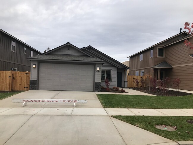 Single Level Home In NW Redmond Oregon - Single Level Home In NW Redmond Oregon