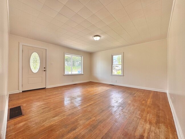 Photo - 107 N Robbins Ct