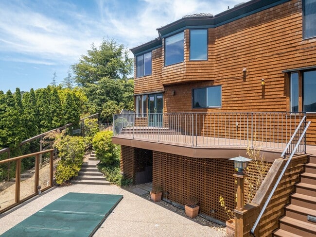 Photo - 4BR/2.5BA 3,274sqft! STUNNING GG VIEWS!!! Yard! Spa! 4 Car Parking! Pet! PROGRESSIVE