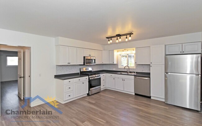 Building Photo - 2 Bedroom/1 Bathroom Coastal Leucadia Duplex!