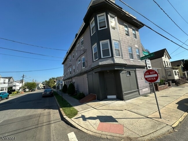 Building Photo - 145 Smith St Unit 2F