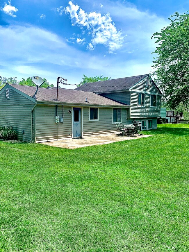 Back yard and patio - 1891 Fernwood Pl