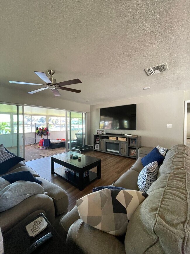 Quiet secluded lakefront 3 bed 2 bath pro... House House Rental in Orlando, FL