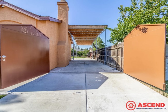 Photo - 1810 Martinho Ave