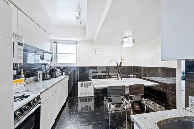 Photo - 100 W 57th St Unit 19B