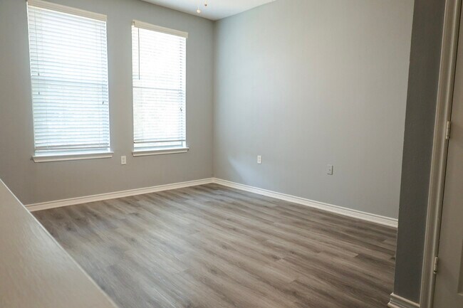 Photo - Renaissance Courts Apartments