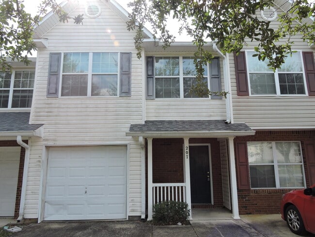 Building Photo - 207 Swaying Pine Ct