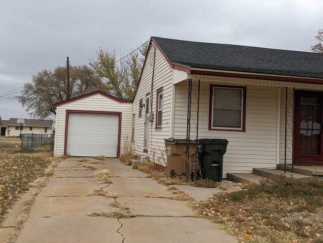 Photo - 118 W Avenue E