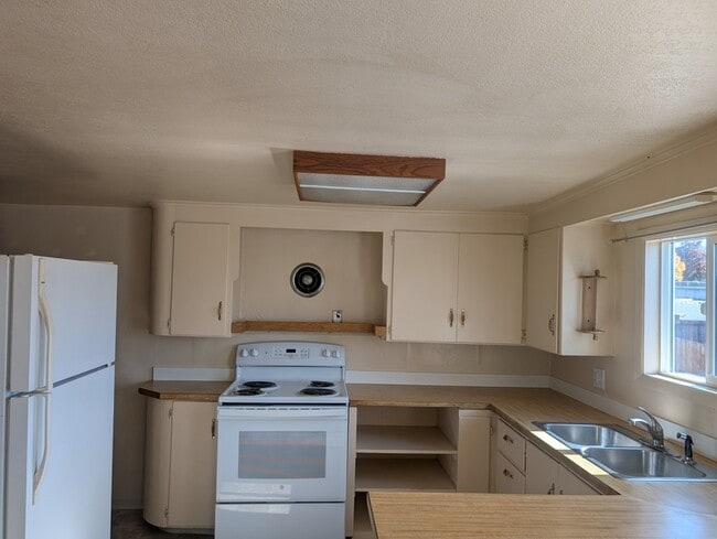 Photo - 133 NE Main St