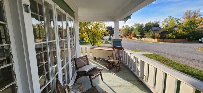 Photo - 403 3rd Ave E