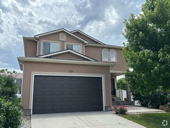 Building Photo - 5 Bed, 3.5 Bath with A/C, Available Now! -... Rental