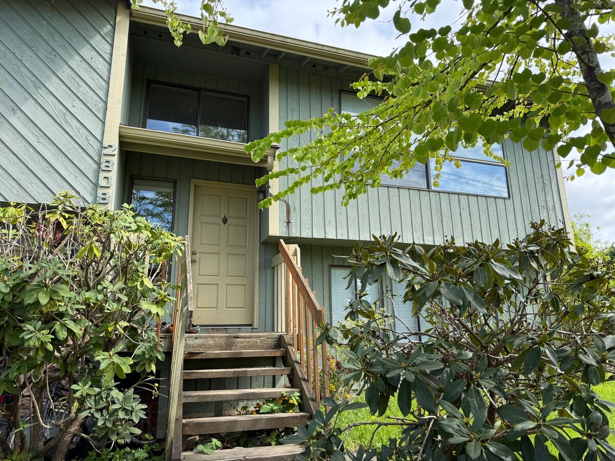 Photo - 2808 St Clair St