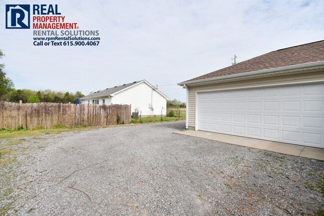 Photo - Adorable 3 bedroom home in Murfreesboro! Attached garage and fenced in yard!