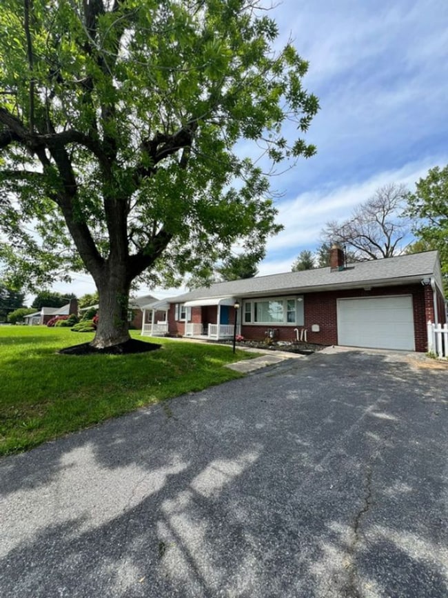 Photo - 3 Bedroom, 1 Bath Rancher Available for Rent! House
