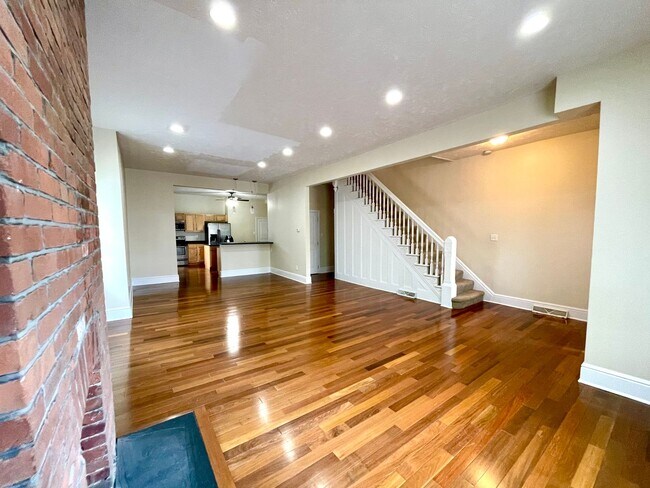 Photo - Amazing 4 Bedroom House! Hardwood, 2.5 Baths Stainless, A/C
