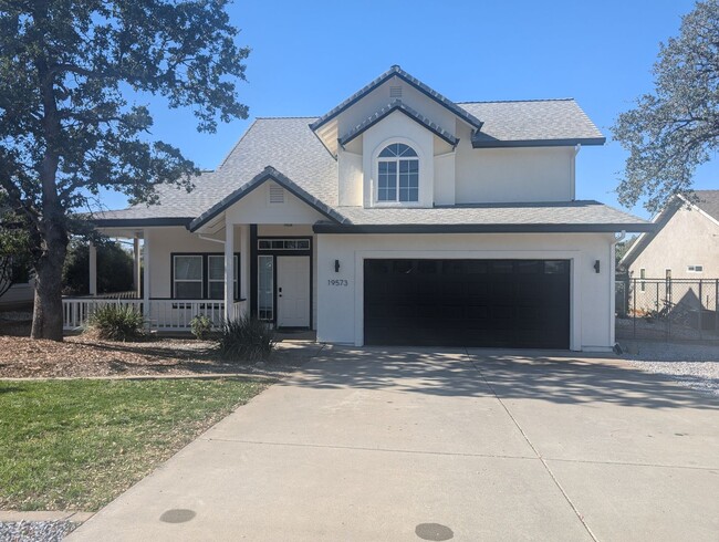 Two-Story House in Lake California with Pool - Two-Story House in Lake California with Pool