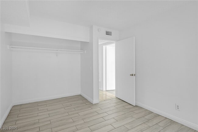 Building Photo - 1405 E Vegas Valley Dr Unit 281