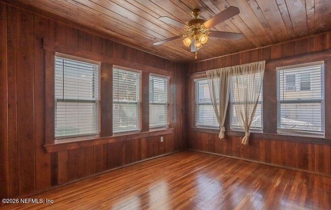 Photo - 1718 1st St N