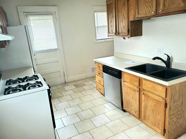 Photo - 3560 Jones St