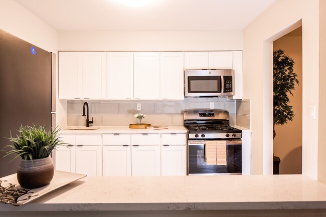 Building Photo - Hampton Gardens Rental