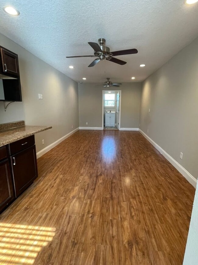 Building Photo - Downtown Tavares Studio Apartment