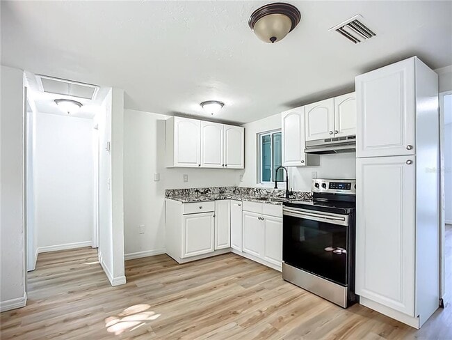 Photo - 317 Jessica St S