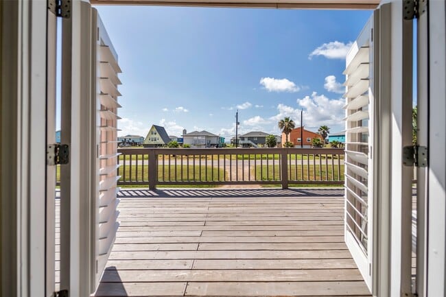 Building Photo - 610 Surf Dr