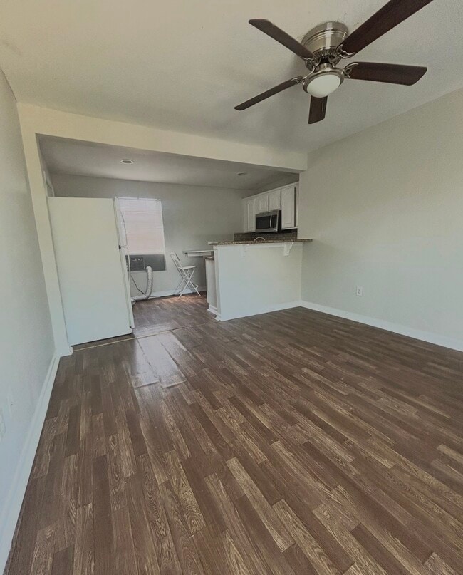 Photo - 727 W 6th St