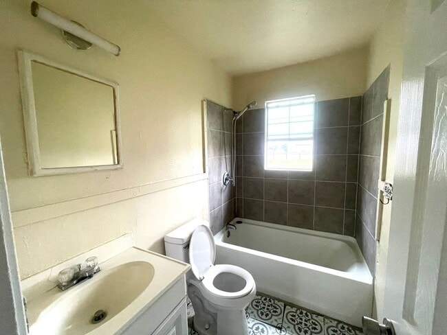 Photo - 606 N 1st St