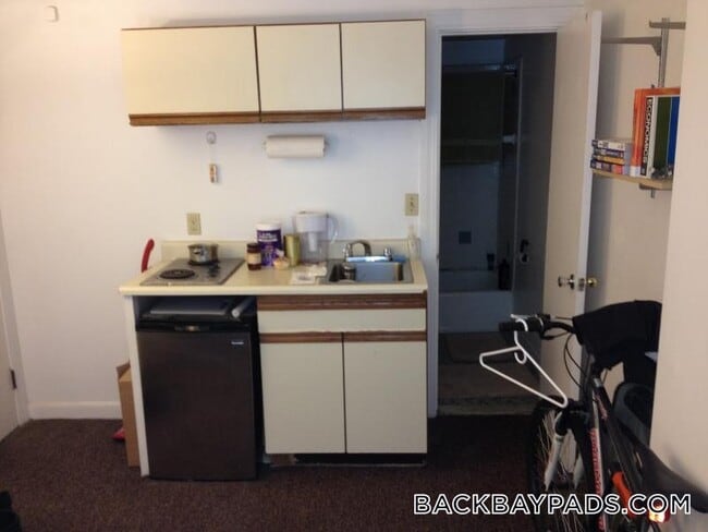 Building Photo - 405 Beacon St