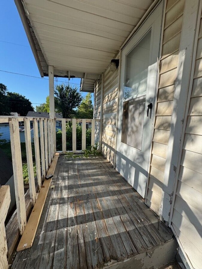 1 bed 1 bath upstairs unit! - 1 bed 1 bath upstairs unit! Condo