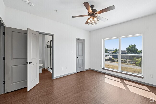 3B 1BR, 1BA - 800SF - Bedroom - 300 Clay Ave