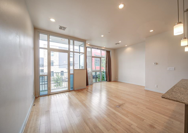 Building Photo - 1406 Columbus-203.62 Unit 203.62