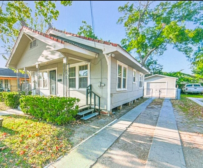 Photo - 208 W Lobit Ave