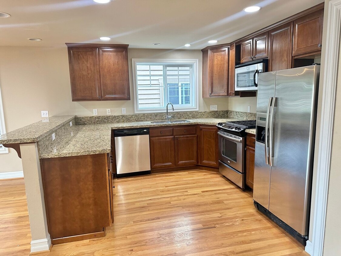 Beautiful 3 bed/2.5 bath townhome in North... - Beautiful 3 bed/2.5 bath townhome in North...
