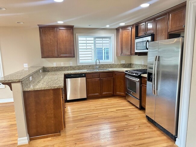 Beautiful 3 bed/2.5 bath townhome in North... - Beautiful 3 bed/2.5 bath townhome in North...