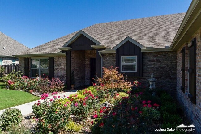 Photo - Georgeous 3 bedroom 2 bath home with SOLAR  and a view!