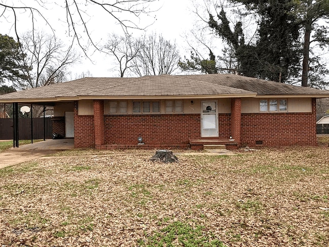 Building Photo - 3706 Lakewood Dr NW Rental