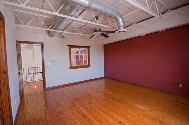 Photo - Artifacts Warehouse 107 Unidad AW 107