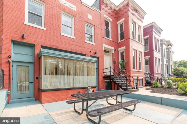 711 G St SE