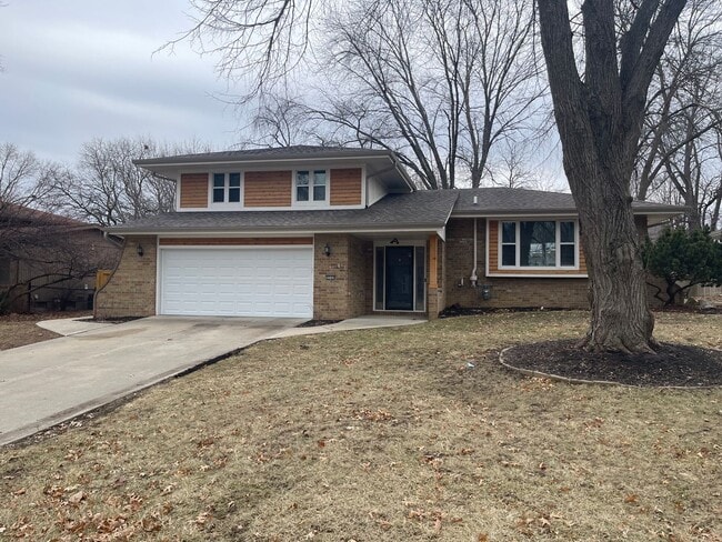 Building Photo - Executive home for rent! Excellent locatio...