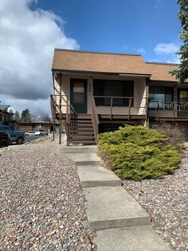 Building Photo - 624 Pine Ave
