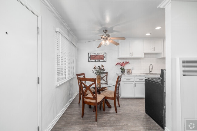1BR, 1BA - 700SF - Kitchen
