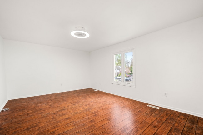 Photo - 302 Pinebrooke Cir