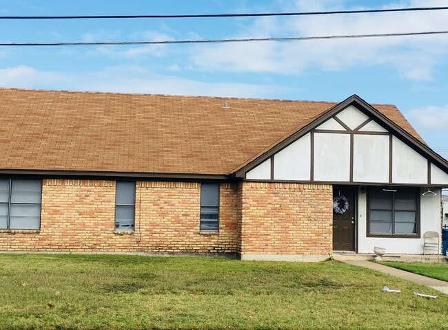 Building Photo - 111 Lindenwood Ln W Rental