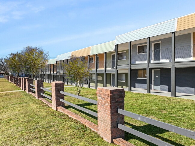 Photo - English Village North Apartments