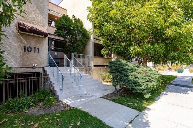 Building Photo - ? Spacious 2 Bed, 2 Bath in Prime Glendale... Unit California (Glendale) Rental