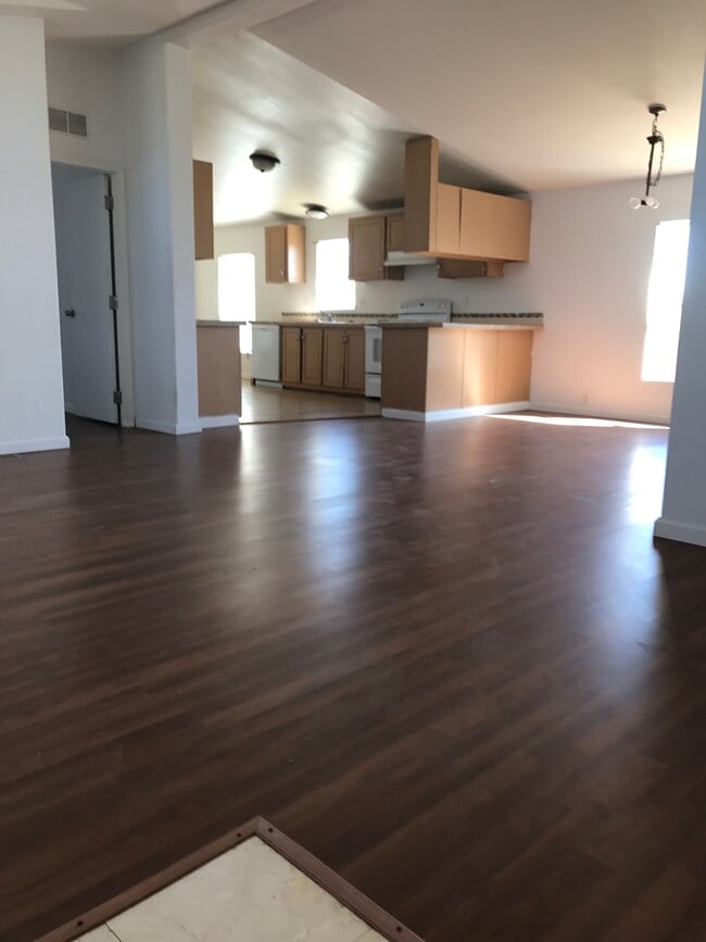 Photo - 1364 60th St W