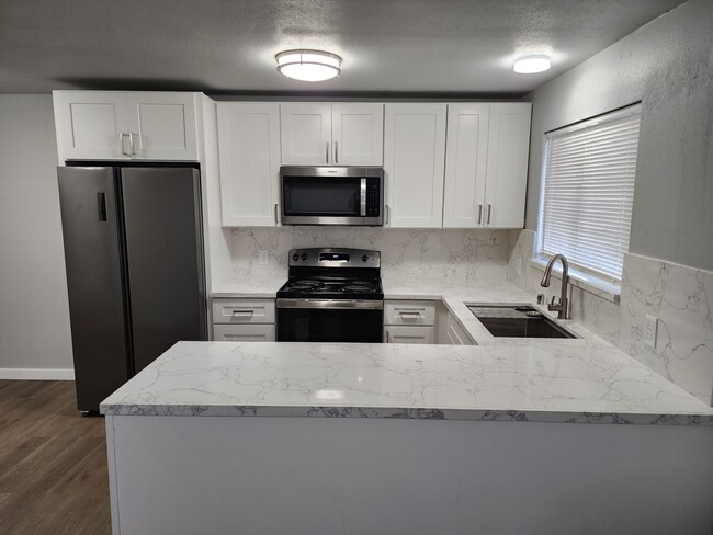 Photo - 819 E 2nd St