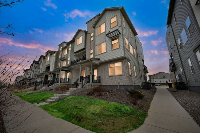 Spacious 4BR Roofdeck Townhome in Broomfield - Spacious 4BR Roofdeck Townhome in Broomfield